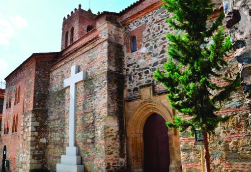 Fachada de la iglesia de San Pedro Apóstol